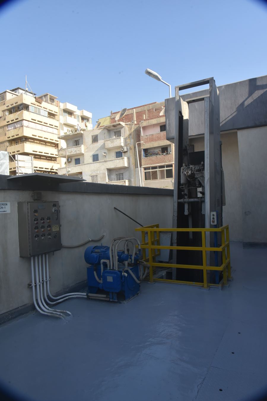 Wet well access and hoist